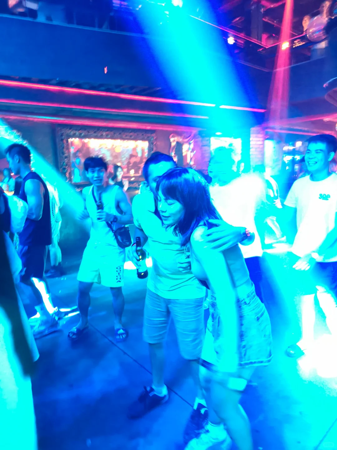 Hanoi-A friend in a bar in Hanoi recorded the whole process of flirting with girls. A bottle of beer was enough
