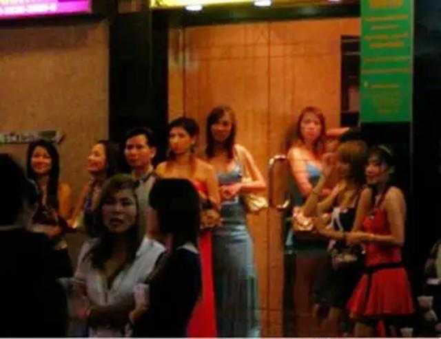 Hong kong-Hong Kong Wan Chai Red Light District: A haven of peace and tranquility with nightclubs everywhere