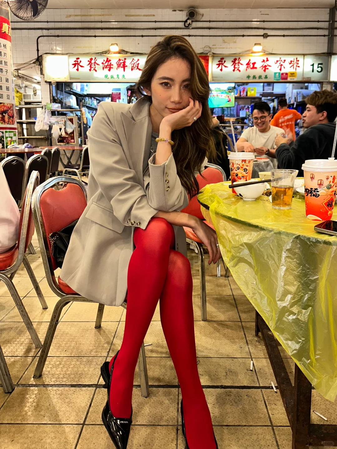 Hong kong-Hung Hom Cooked Food Centre, the combination of the girl in red stockings and Hong Kong food stalls