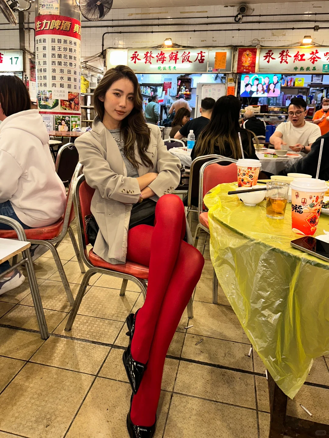 Hong kong-Hung Hom Cooked Food Centre, the combination of the girl in red stockings and Hong Kong food stalls
