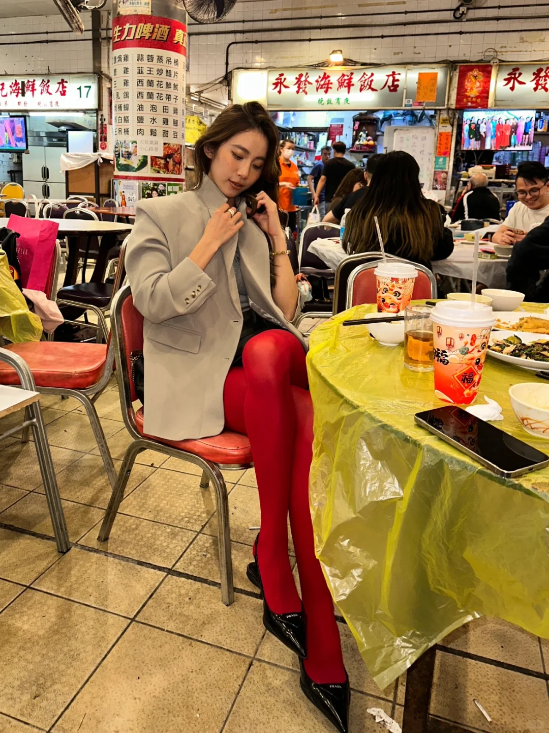 Hong kong-Hung Hom Cooked Food Centre, the combination of the girl in red stockings and Hong Kong food stalls