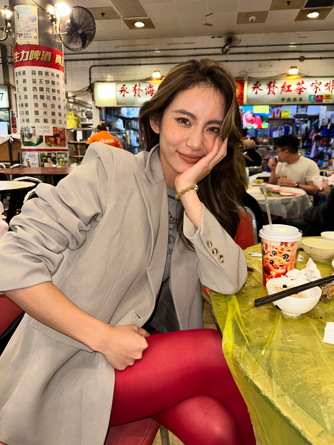 Hong kong-Hung Hom Cooked Food Centre, the combination of the girl in red stockings and Hong Kong food stalls