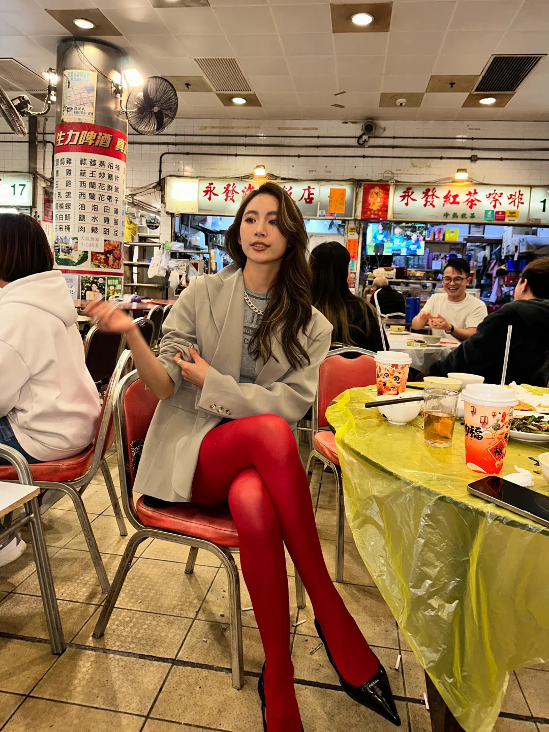 Hong kong-Hung Hom Cooked Food Centre, the combination of the girl in red stockings and Hong Kong food stalls