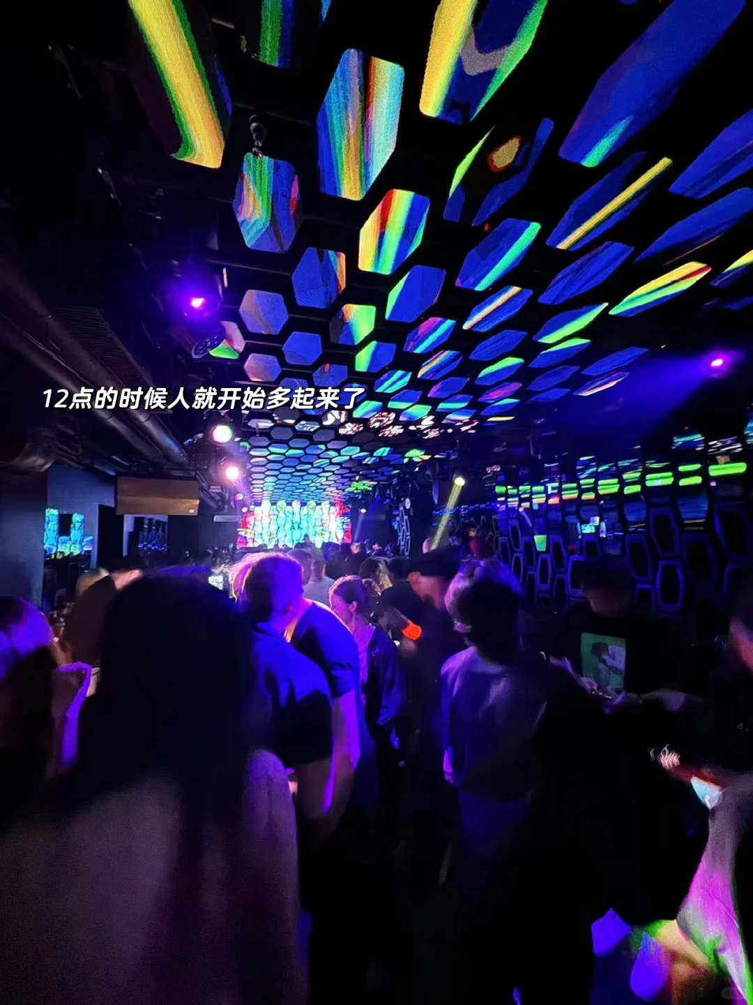 Hong kong-Where to go for a drink in Hong Kong? Of course, Versus in Lan Kwai Fong! The largest club in Hong Kong!!