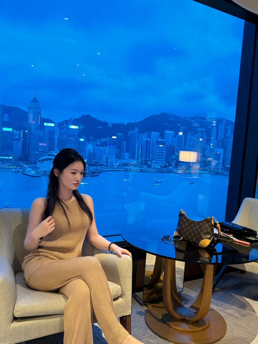 Hong kong-Rosewood Hong Kong, the city sea view room has a beautiful night view