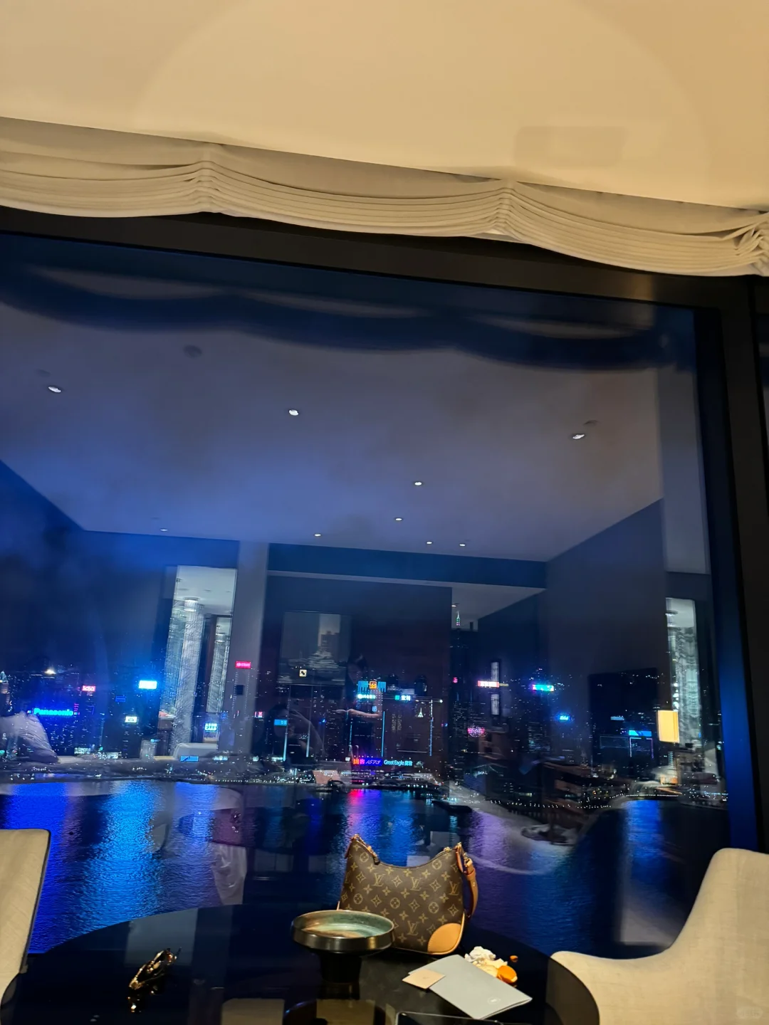 Hong kong-Rosewood Hong Kong, the city sea view room has a beautiful night view