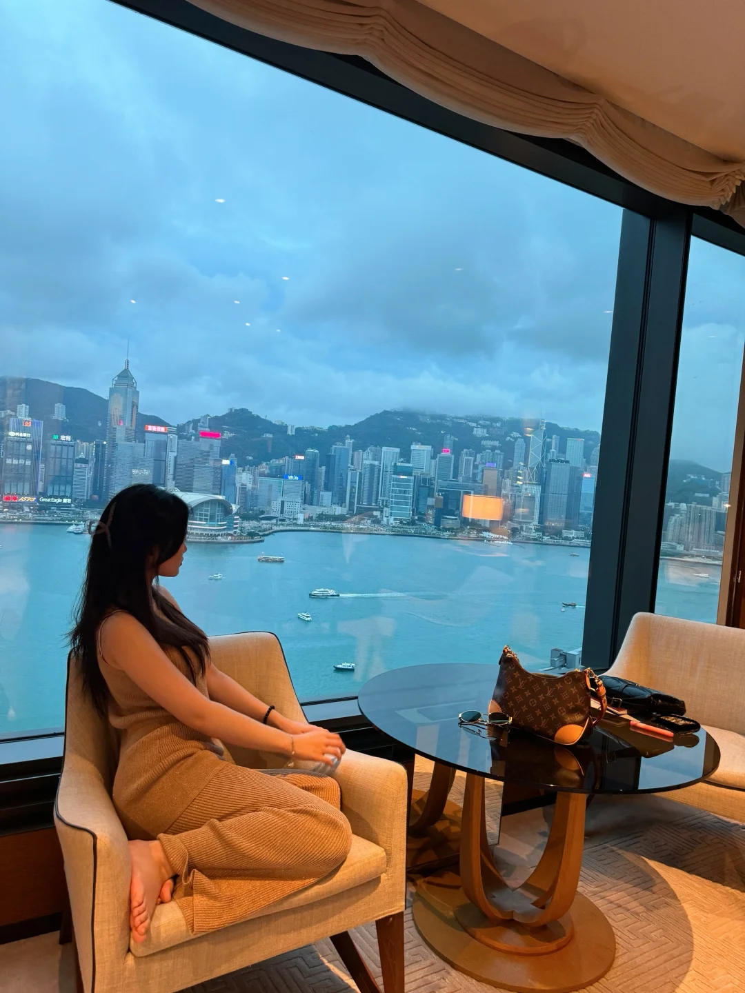 Hong kong-Rosewood Hong Kong, the city sea view room has a beautiful night view