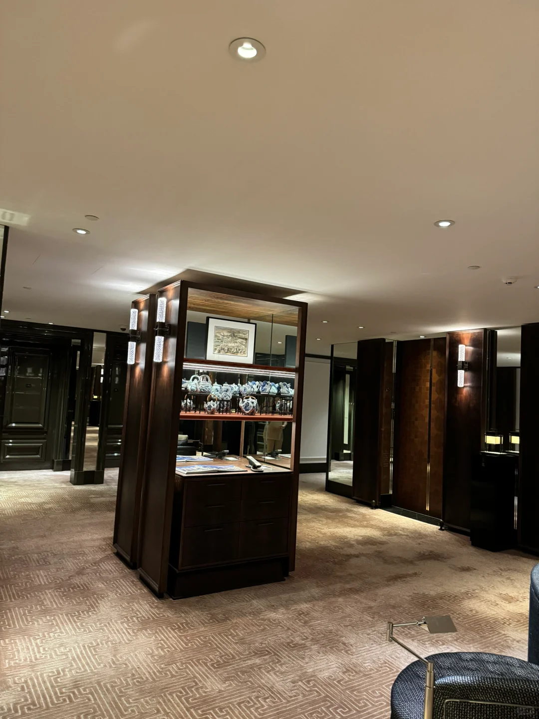 Hong kong-Rosewood Hong Kong, the city sea view room has a beautiful night view
