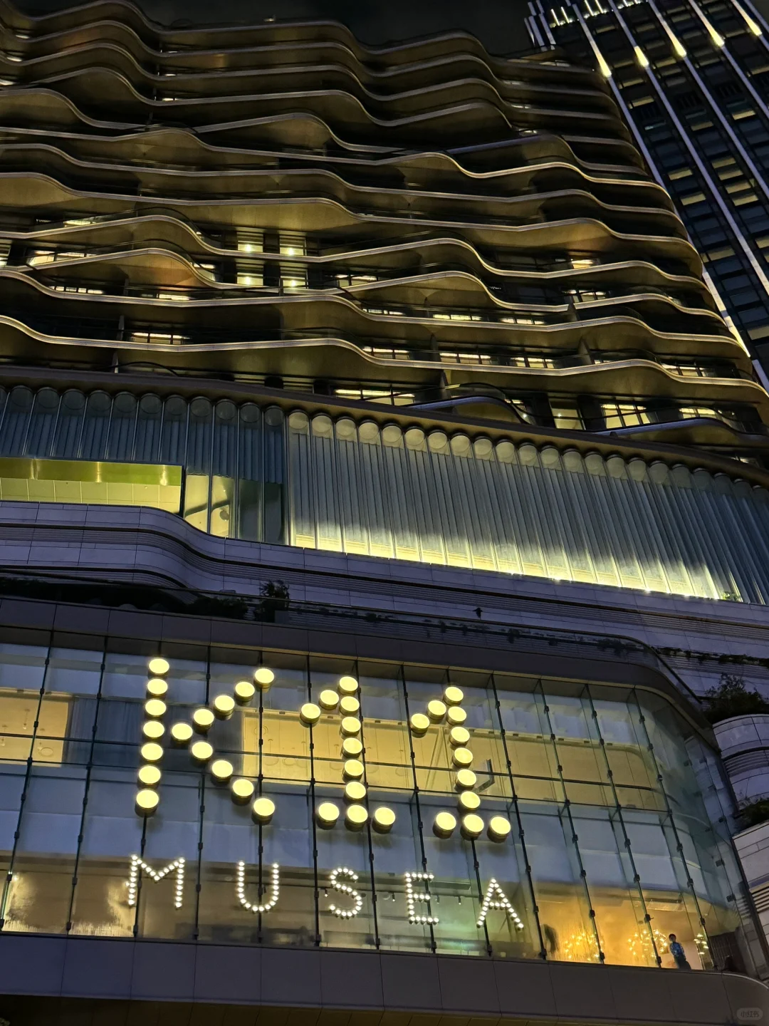 Hong kong-Rosewood Hong Kong, the city sea view room has a beautiful night view