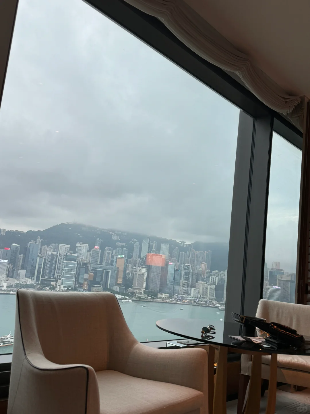Hong kong-Rosewood Hong Kong, the city sea view room has a beautiful night view