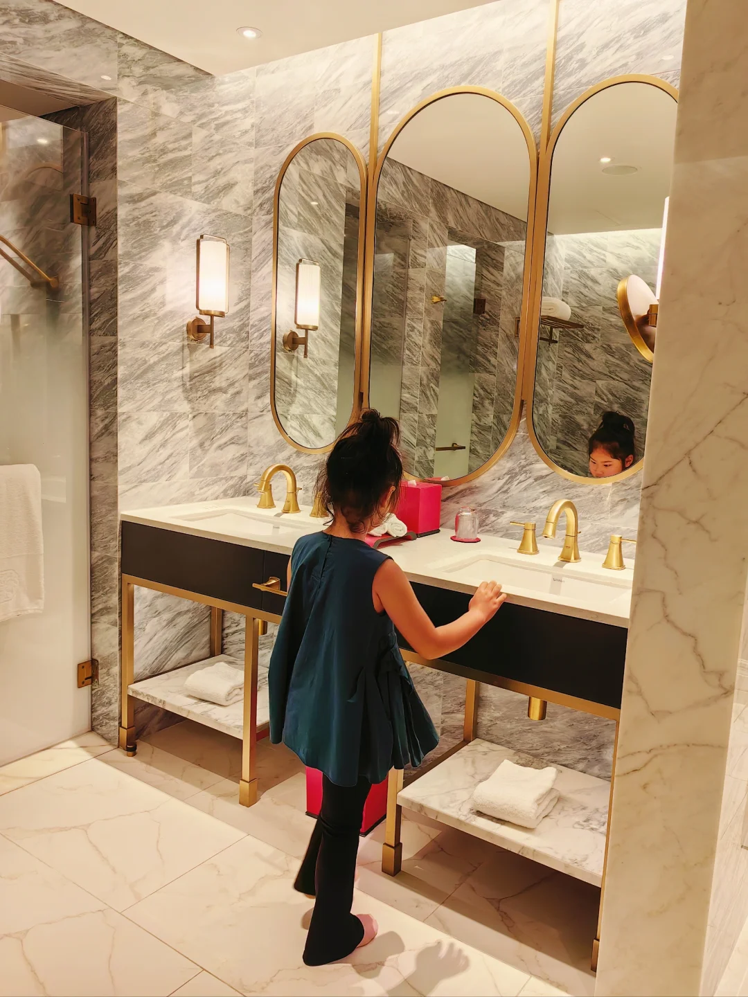 Macao-Be careful about being scammed when booking hotels in Macau. Book hotels on the platform instead of paying to individuals.