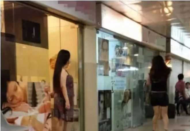 Singapore-Singapore's underground red-light district is located next to a cram school, and the busty breasts are flaunted to attract customers, which is too eye-catching!