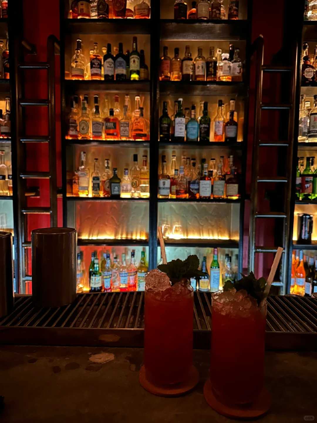 Singapore-28 Club is worthy of being the 24th ranked bar in Asia! It has a great atmosphere!