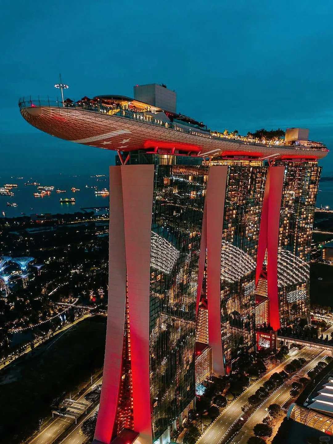 Singapore-The Singapore Sands Hotel soars into the sky, with an infinity pool in the city sky garden