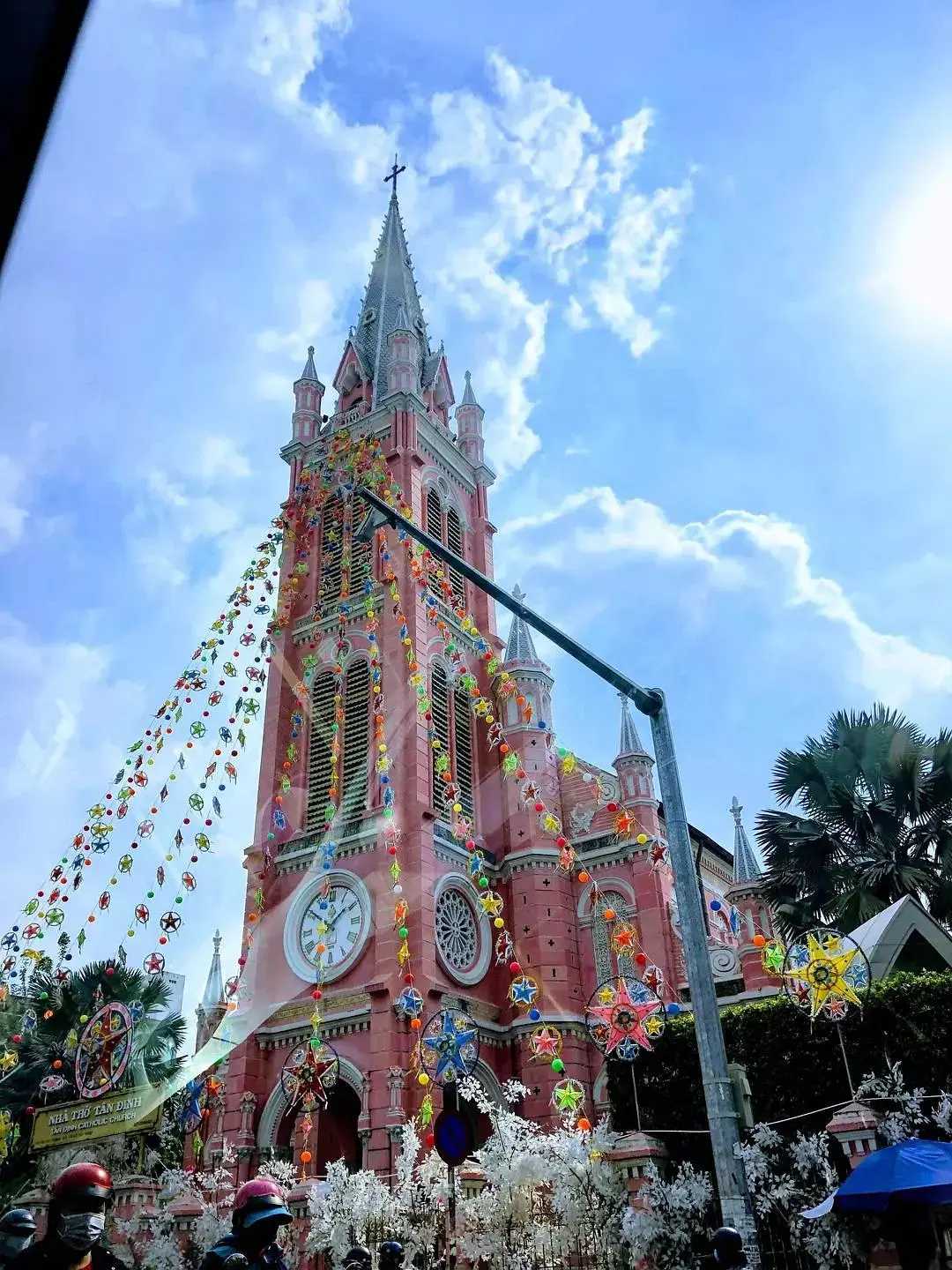 Ho Chi Minh-It is the Saigon described by Marguerite Duras, with baguettes and pho on the street, a simple but beautiful city