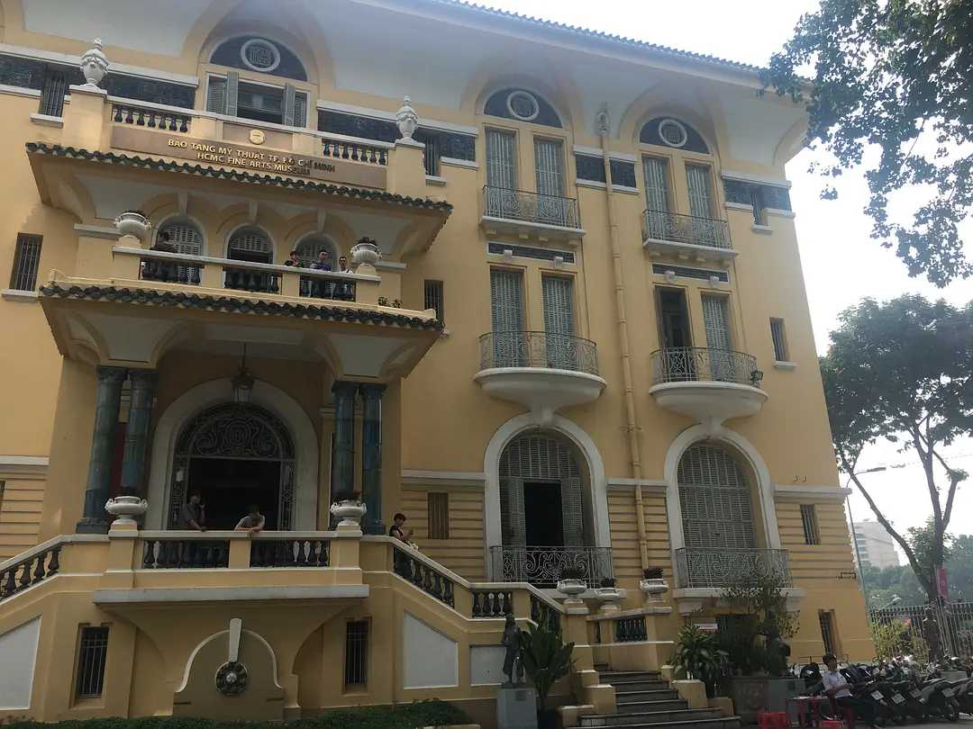 Ho Chi Minh-Cafe apartment, a popular building on Ho Chi Minh Pedestrian Street, and a shopping tour of Vietnamese specialty shops