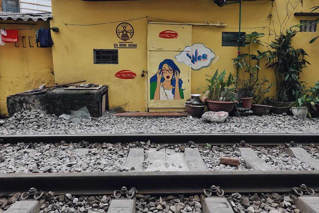 Hanoi-Railway travel in Hanoi: a popular railway and a steel bridge