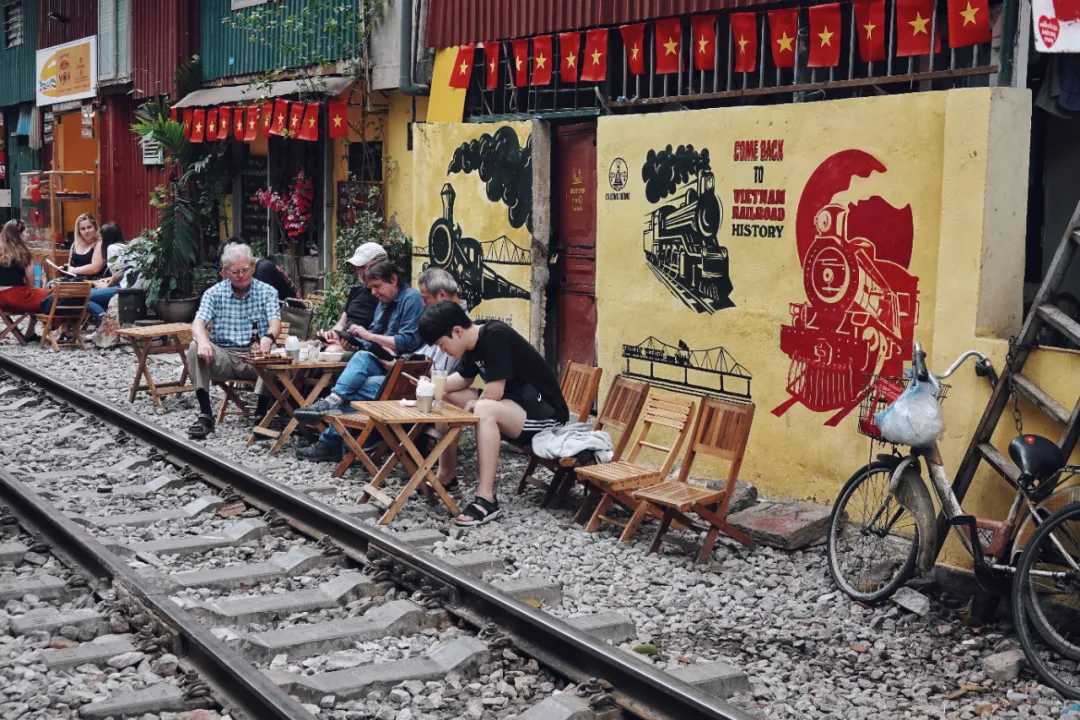 Hanoi-Railway travel in Hanoi: a popular railway and a steel bridge