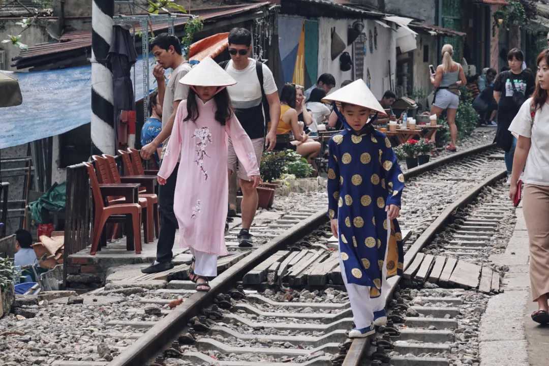 Hanoi-Railway travel in Hanoi: a popular railway and a steel bridge