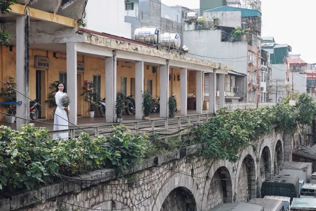 Hanoi-Railway travel in Hanoi: a popular railway and a steel bridge