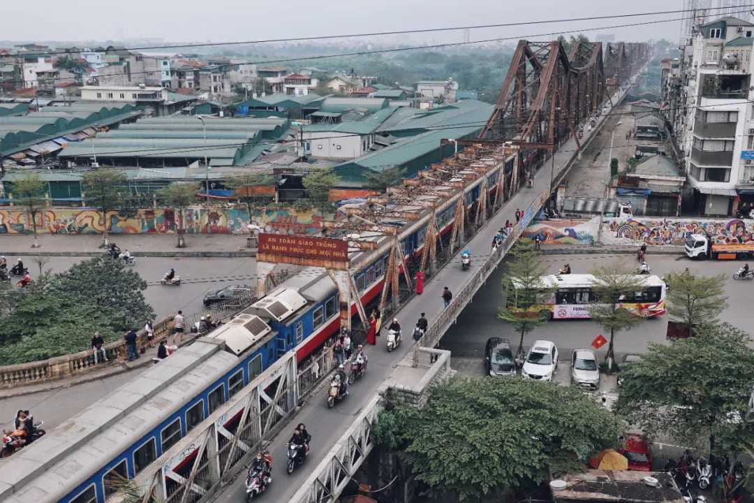 Hanoi-Railway travel in Hanoi: a popular railway and a steel bridge