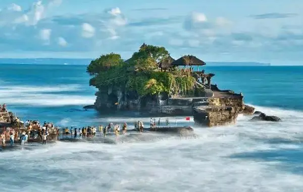 Bali-Tanah Lot Temple, Lover's Cliff, Kuta Beach, Kuta Foreigner Street. Top 4 recommended tourist attractions in Bali