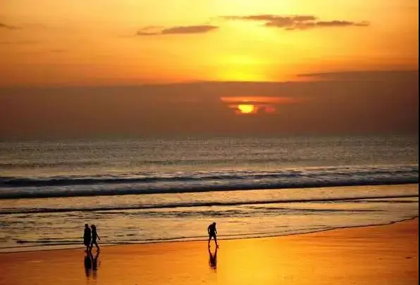 Bali-Tanah Lot Temple, Lover's Cliff, Kuta Beach, Kuta Foreigner Street. Top 4 recommended tourist attractions in Bali