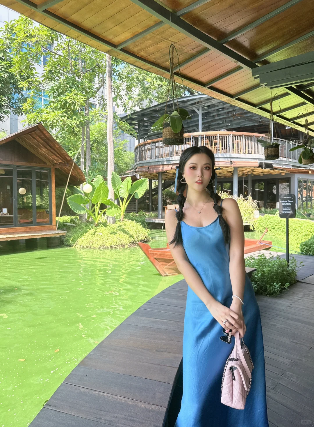 Jakarta-Talaga Sampireun Menteng, Jakarta, the entire restaurant is surrounded by water