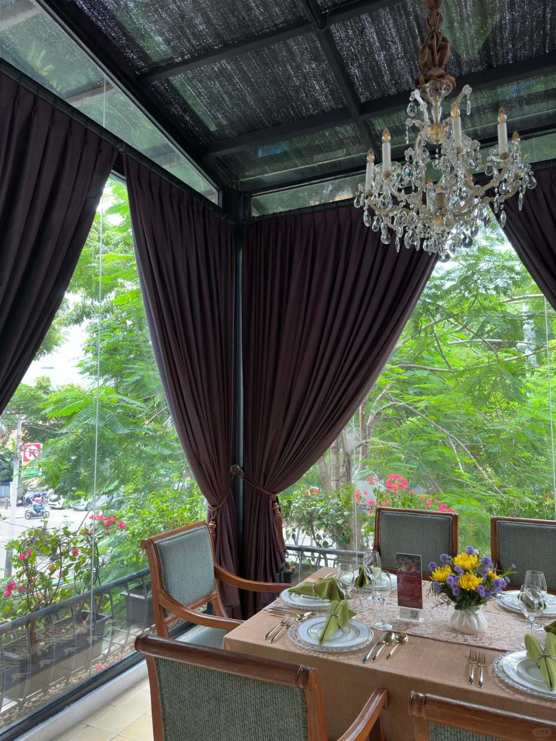 Jakarta-Plataran Menteng, Jakarta, a high-end Indonesian restaurant in a garden house