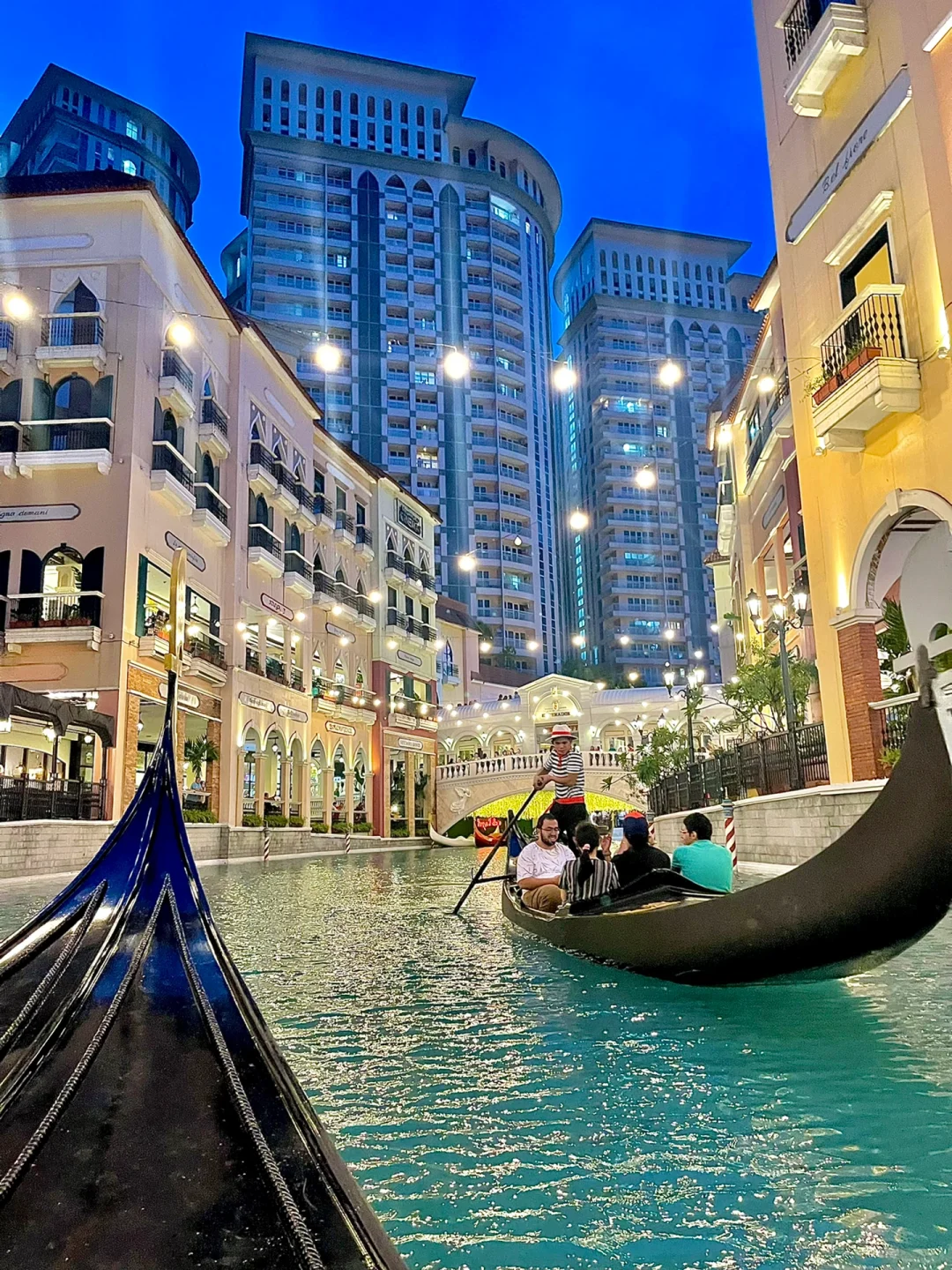 Manila/Luzon-Philippines BGC Venice Water City Open-Air Cruise Guide