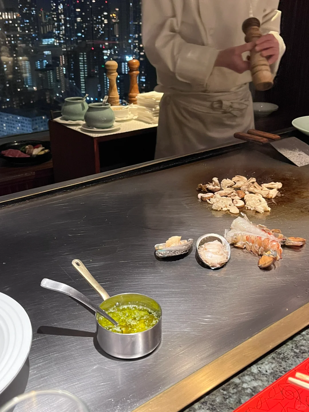 Tokyo-The teppanyaki restaurant on the 32nd floor of GINZA CRESTON has a really romantic night view of Tokyo