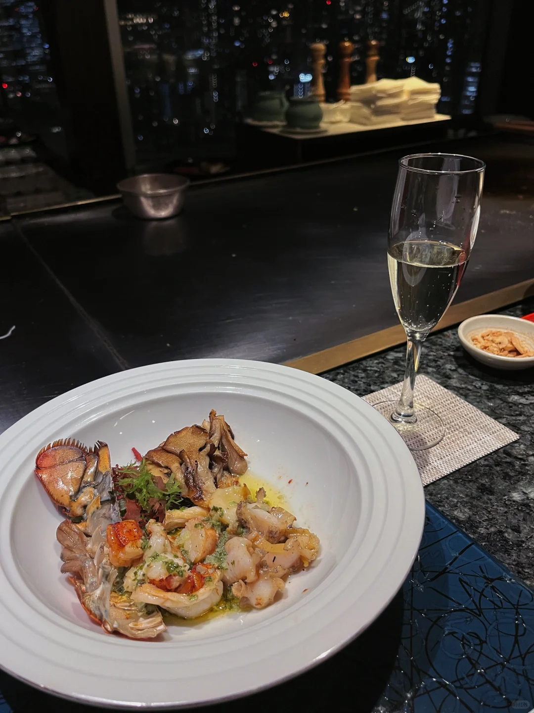 Tokyo-The teppanyaki restaurant on the 32nd floor of GINZA CRESTON has a really romantic night view of Tokyo