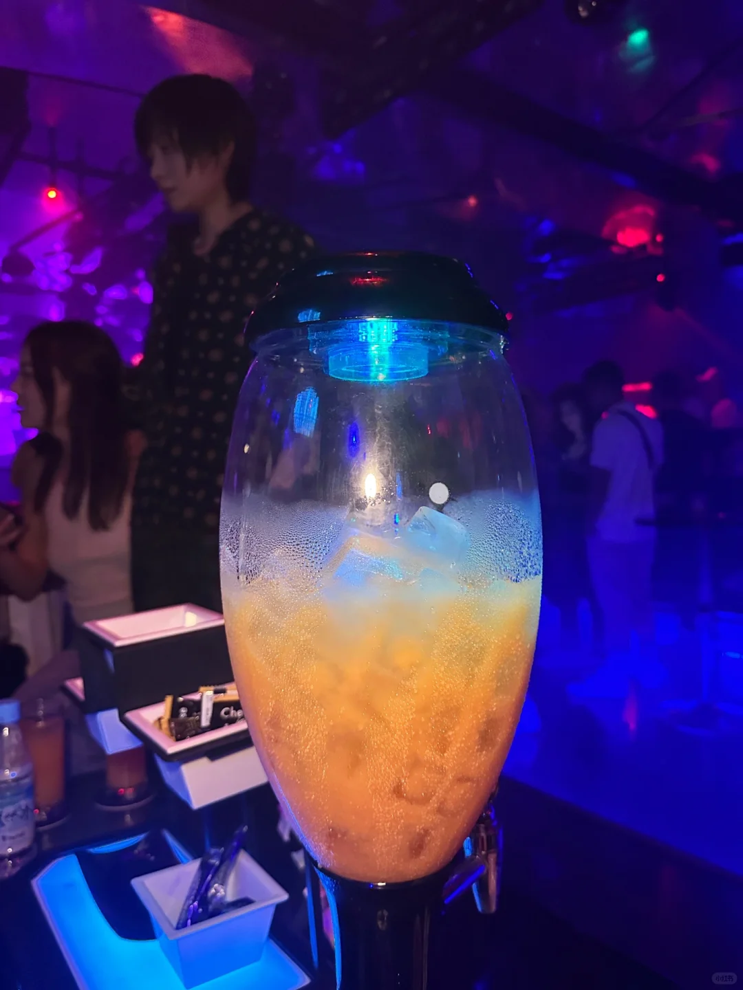 Tokyo-Shinjuku IP Bar, this is the club where beautiful girls should go, Hawaiian swimsuit beauties dancing