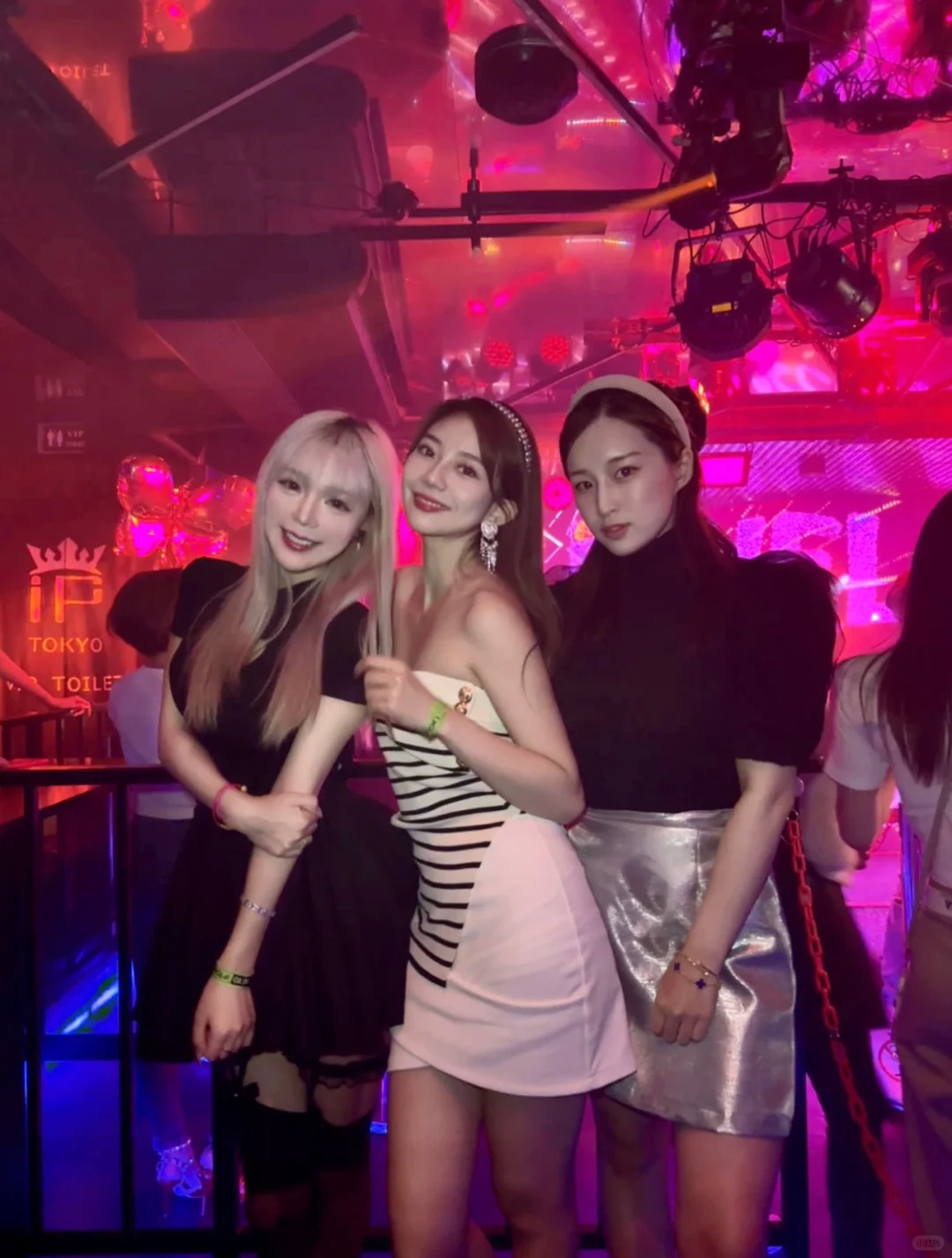 Tokyo-Shinjuku IP Bar, this is the club where beautiful girls should go, Hawaiian swimsuit beauties dancing