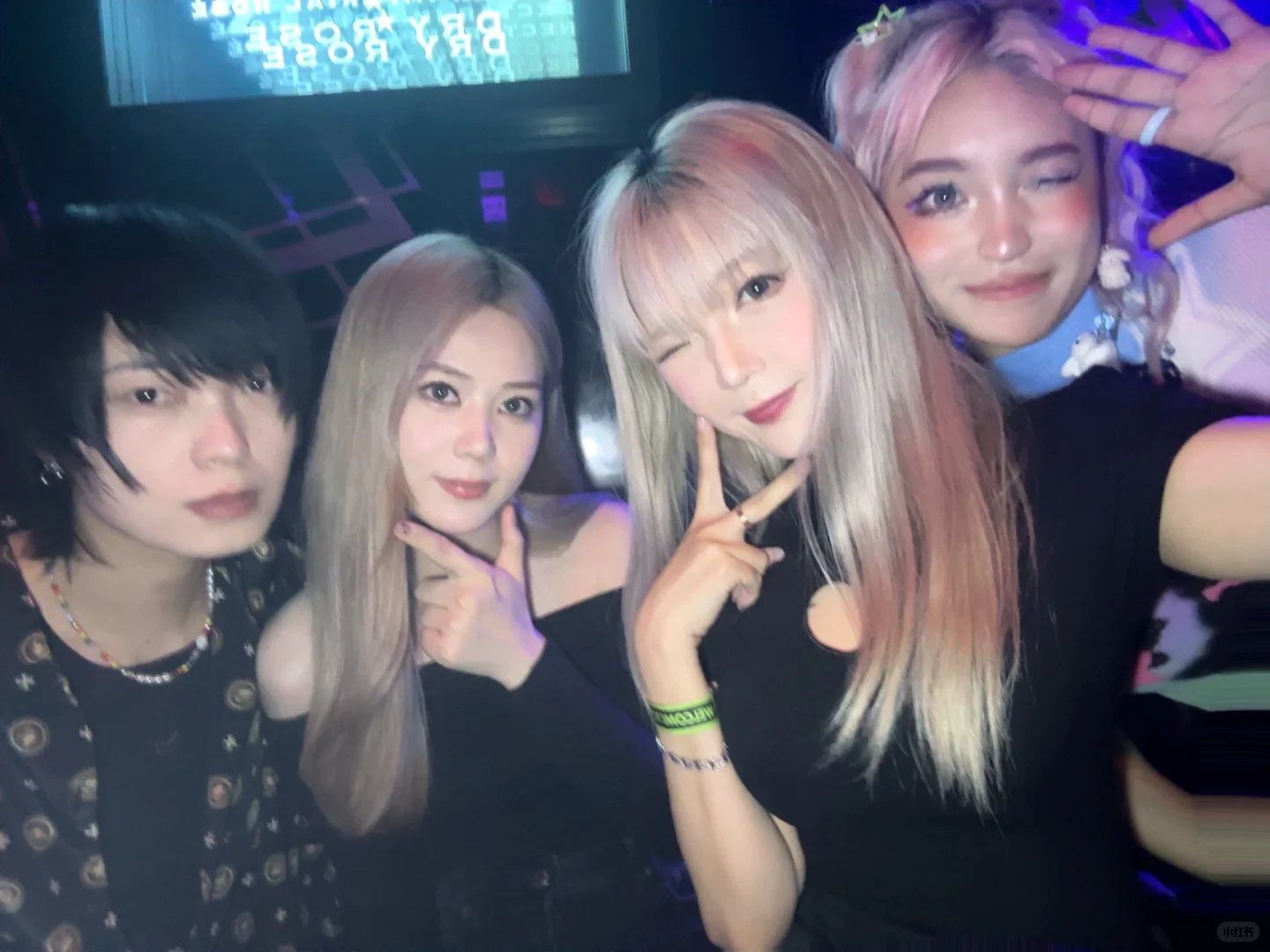 Tokyo-Shinjuku IP Bar, this is the club where beautiful girls should go, Hawaiian swimsuit beauties dancing