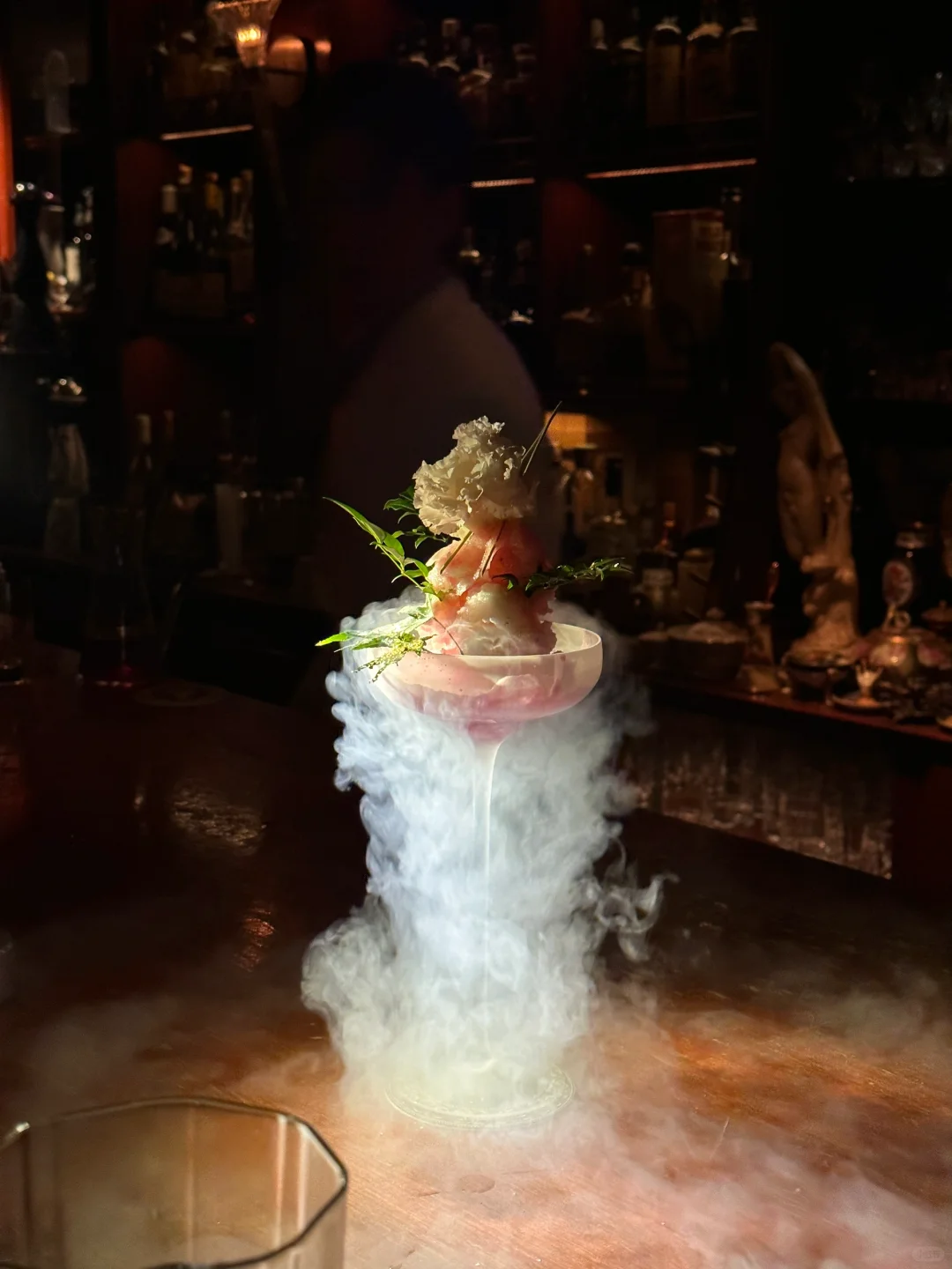 Tokyo-BAR CENTIFOLIA is a place where talented bartenders come to the rescue. Every drink is a great performance.