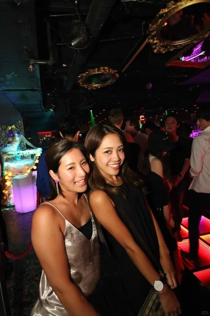 Tokyo-Tokyo nightclubs Roppongi ELE TOKYO clubs can accommodate up to 1,000 people, and girls are free