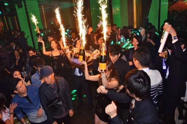 Tokyo-Tokyo nightclubs Roppongi ELE TOKYO clubs can accommodate up to 1,000 people, and girls are free