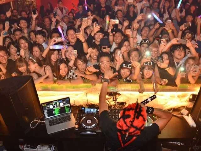 Tokyo-Tokyo nightclubs Roppongi ELE TOKYO clubs can accommodate up to 1,000 people, and girls are free