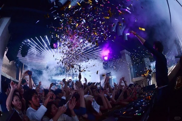 Tokyo-Tokyo nightclubs Roppongi ELE TOKYO clubs can accommodate up to 1,000 people, and girls are free