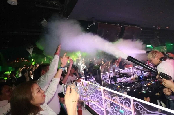 Tokyo-Tokyo nightclubs Roppongi ELE TOKYO clubs can accommodate up to 1,000 people, and girls are free