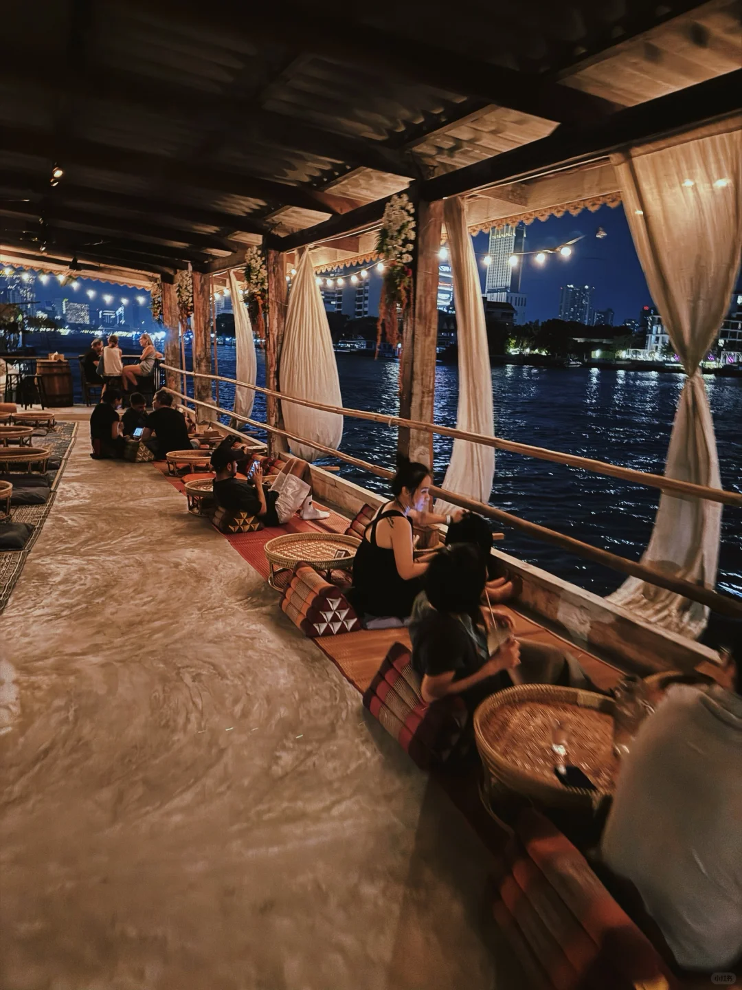 Bangkok-Ban Rimnam Resturant (Talat Noi) on the Chao Phraya River in Bangkok, live band performance