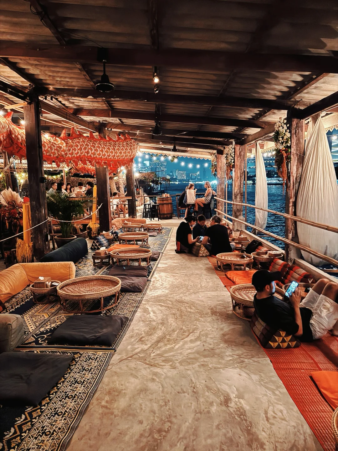 Bangkok-Ban Rimnam Resturant (Talat Noi) on the Chao Phraya River in Bangkok, live band performance