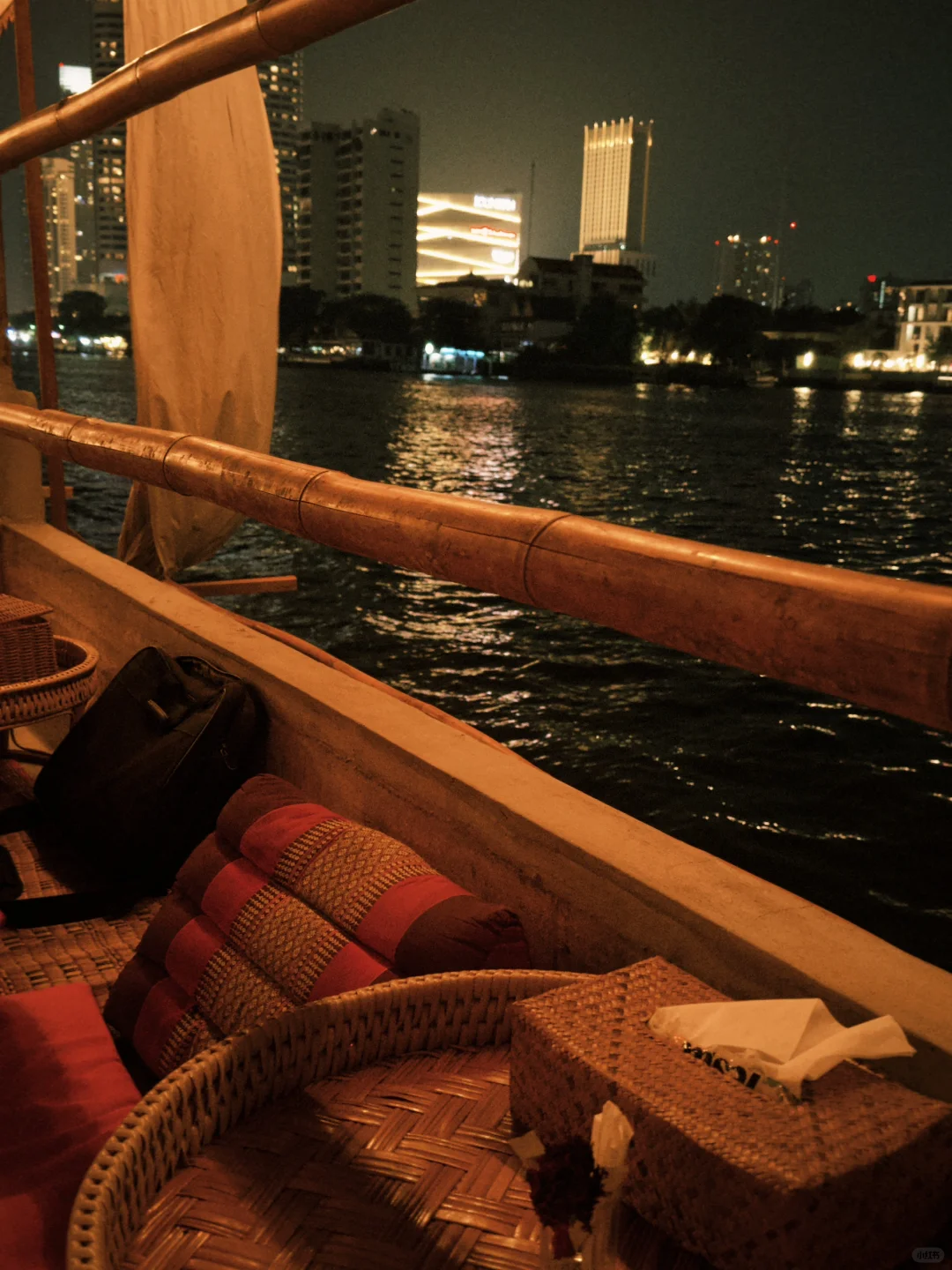 Bangkok-Ban Rimnam Resturant (Talat Noi) on the Chao Phraya River in Bangkok, live band performance