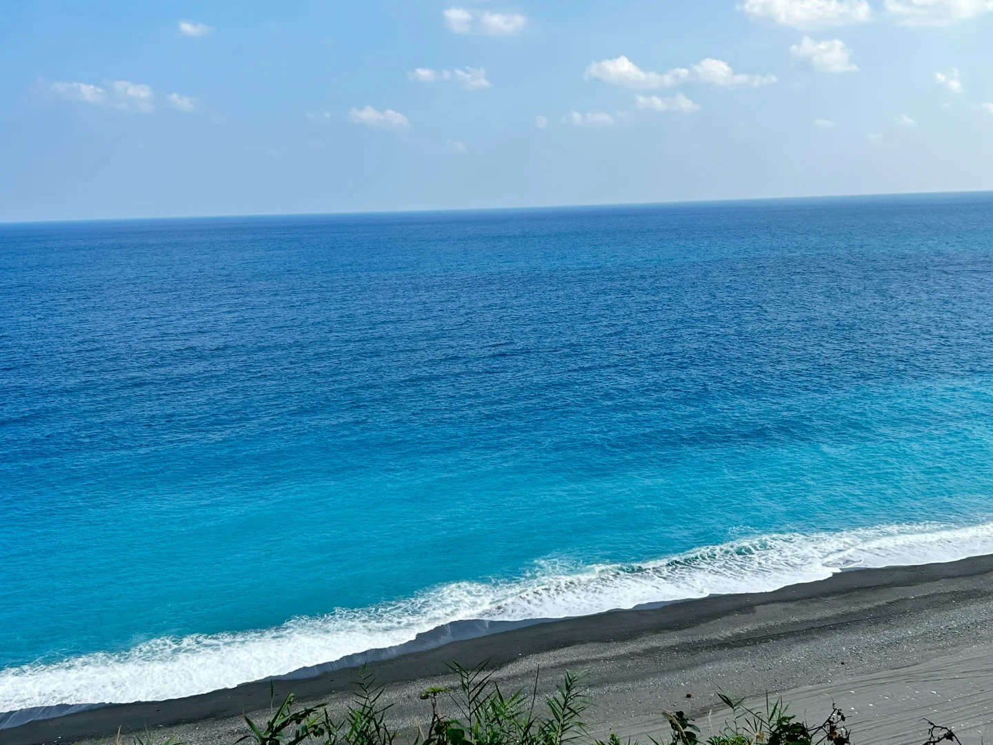 Taiwan-Charter a car for travel in Hualien, Taiwan. The drivers are all locals and are familiar with the local environment.