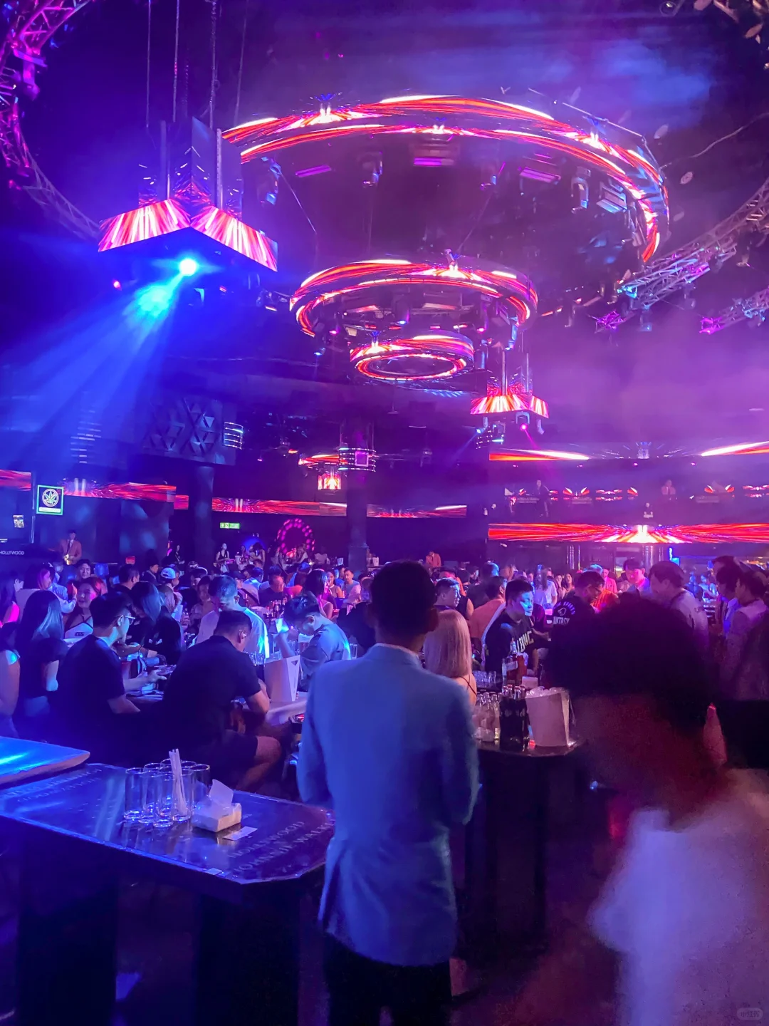Pattaya-Hollywood Nightclub in Pattaya, 5000 baht, found 7 girls and 2 boys to play together