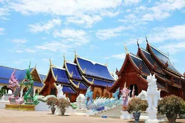 Pattaya-The luxurious life in Pattaya, Thailand, with bright lights and feasting every night, is this the kind of life you want?
