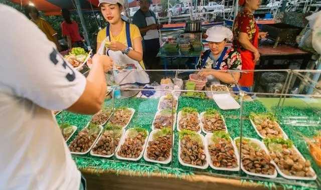 Pattaya-The luxurious life in Pattaya, Thailand, with bright lights and feasting every night, is this the kind of life you want?