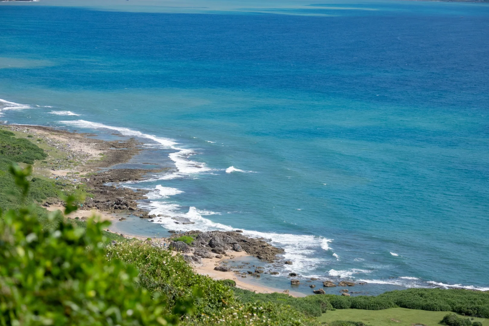 Taiwan-Look at the green grass and blue sky in Kenting, Taiwan, and feel the sea breeze hug you