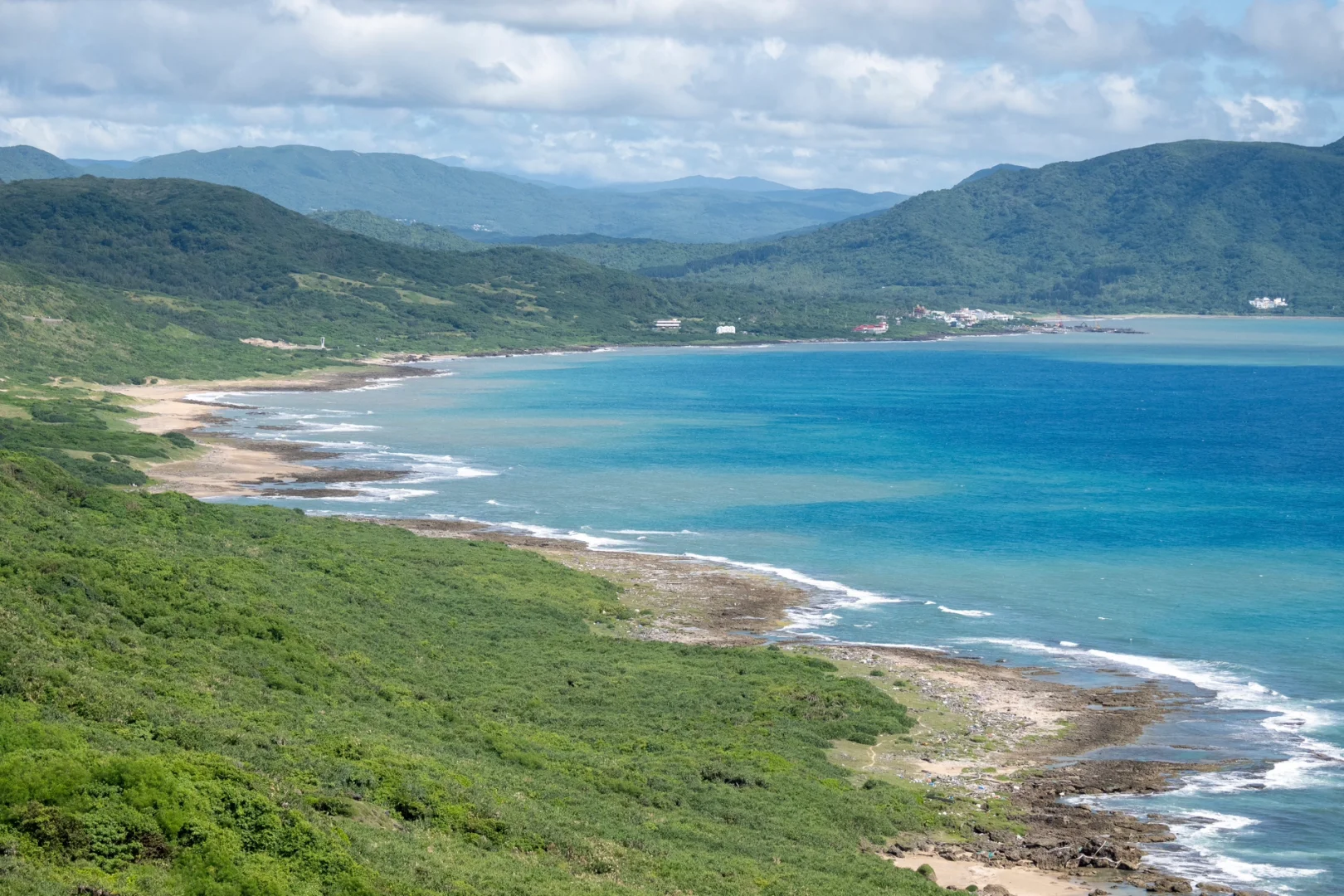 Taiwan-Look at the green grass and blue sky in Kenting, Taiwan, and feel the sea breeze hug you